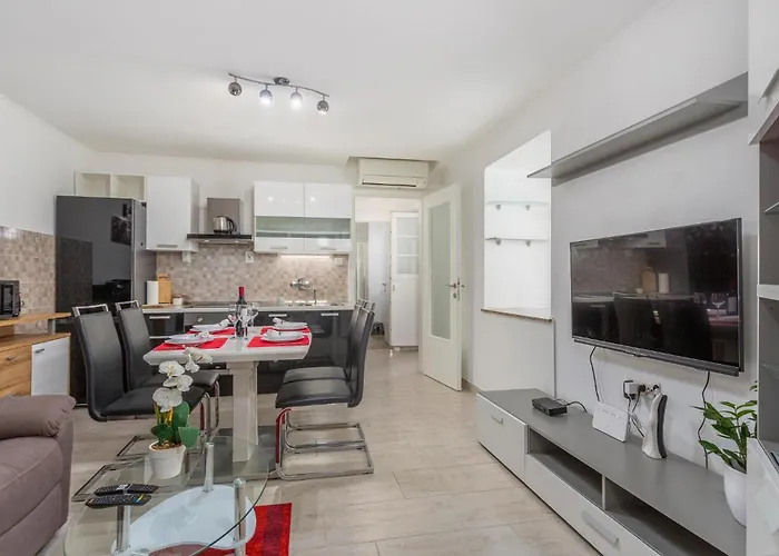 2 Bedroom Stunning In * 里耶卡