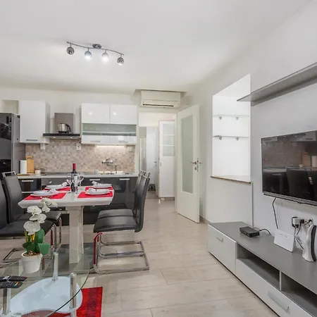 2 Bedroom Stunning In * Fiume