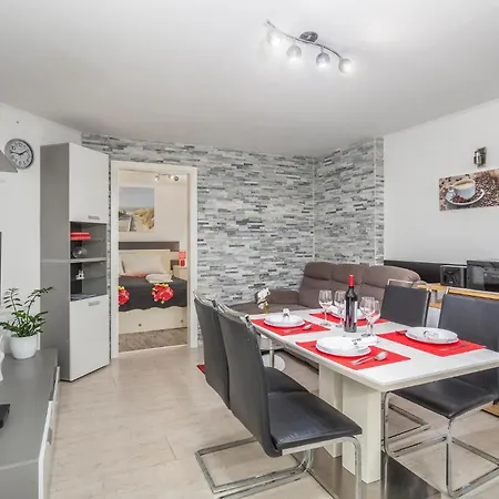 2 Bedroom Stunning In * Fiume